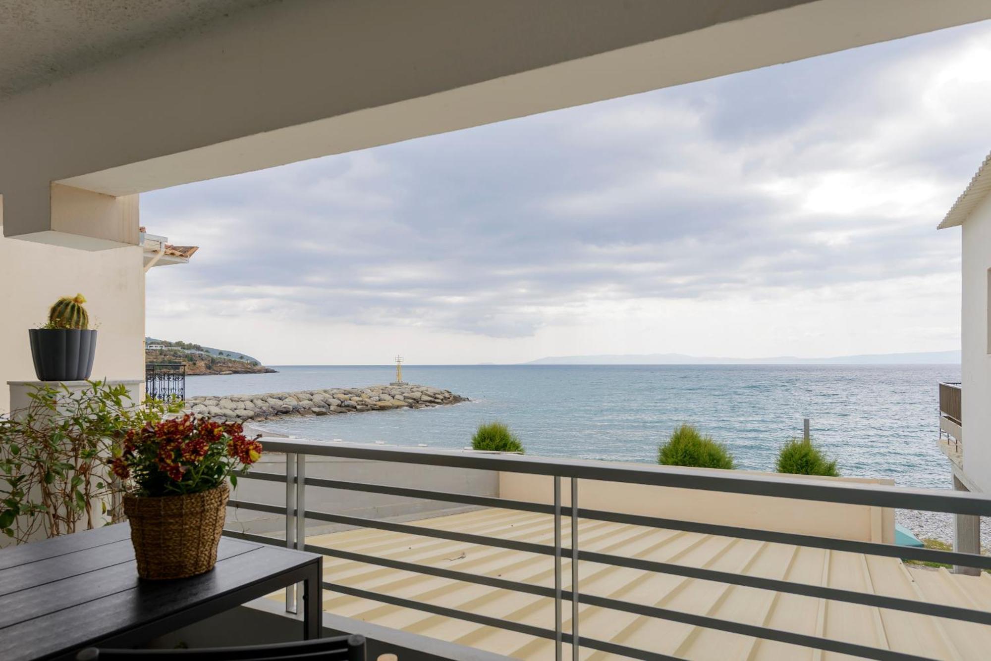 Agali 1 Mesonet In Front Of The Sea Apartment Akrogiali Exterior photo
